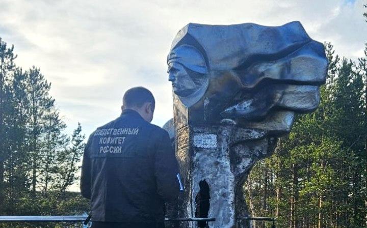 В Ревде расследуют поджог воинского захоронения и памятника летчикам